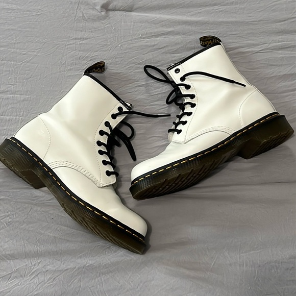 Doc Martens 1460 Smooth Leather White Combat Boots (Like New) - Picture 2 of 10